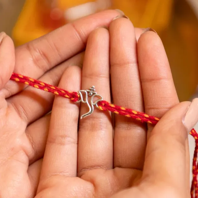 red rakhi